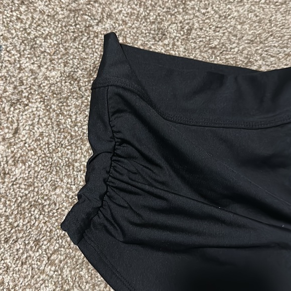 Black swim shorts that are cinched on the sides - Picture 4 of 8
